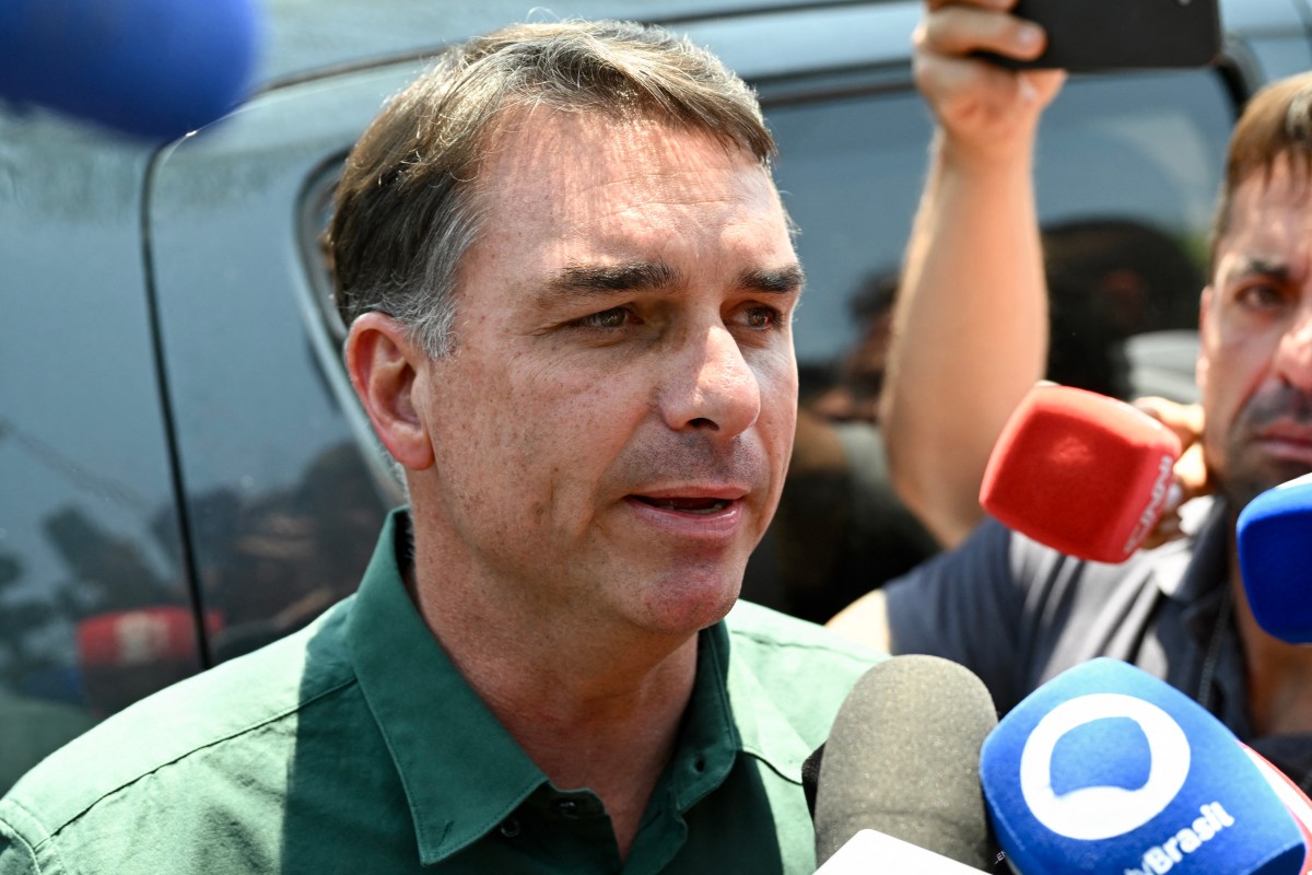 Imagem de Após quatro horas de ausência, Flávio vota PEC da 6x1 à distância